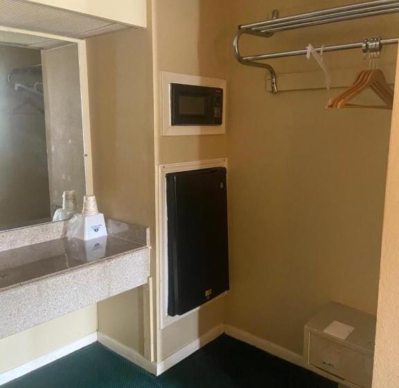 فندق على الطريق Americas Best Value Inn