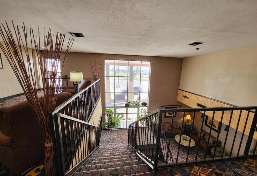 Мотель The Lodge At Russell   Russell Inn