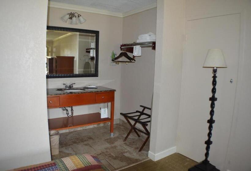 Мотель The Lodge At Russell   Russell Inn