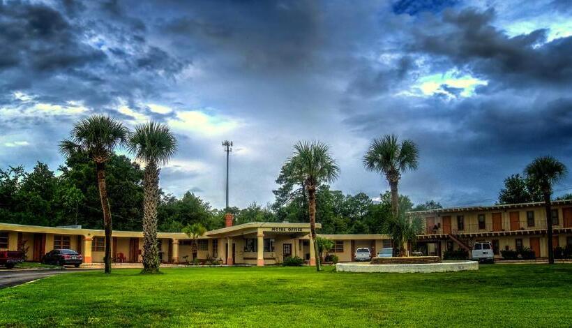 Nassau Holiday Motel