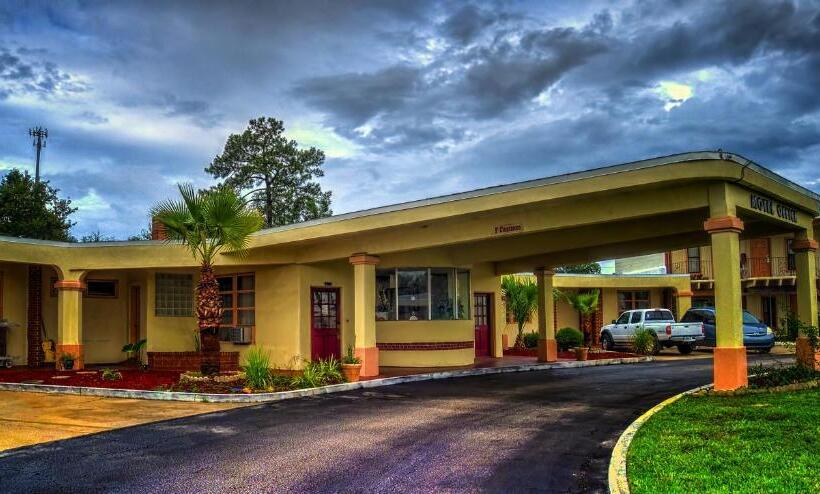 Nassau Holiday Motel