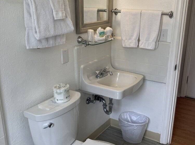 Tillicum Beach Motel   Formerly Deane S Oceanfront Lodge