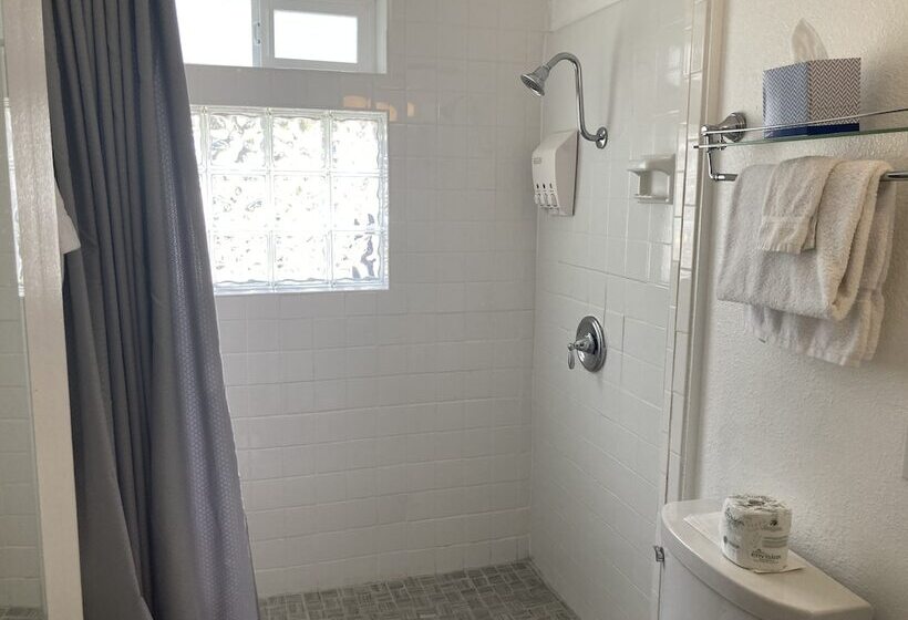 Tillicum Beach Motel   Formerly Deane S Oceanfront Lodge