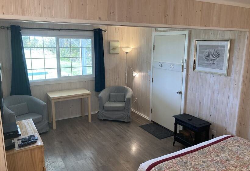 Tillicum Beach Motel   Formerly Deane S Oceanfront Lodge