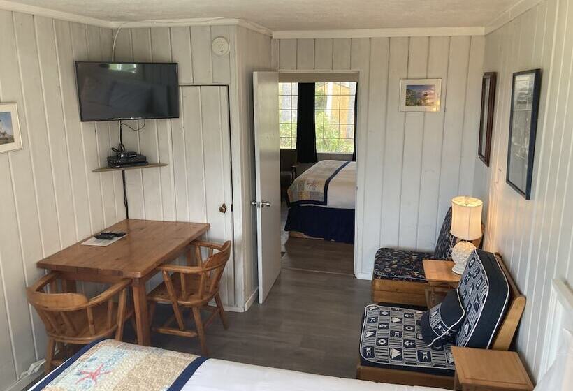 Tillicum Beach Motel   Formerly Deane S Oceanfront Lodge