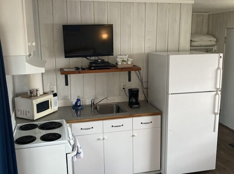 Tillicum Beach Motel   Formerly Deane S Oceanfront Lodge