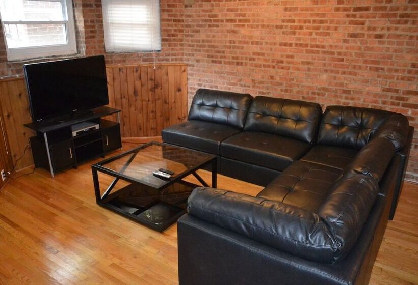 Wrigley Hostel   Chicago
