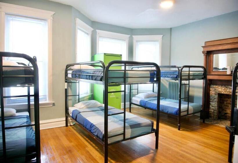 Wrigley Hostel   Chicago