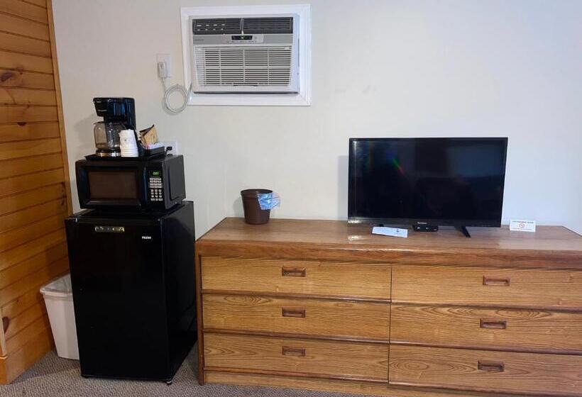 A Holiday Motel   Maggie Valley