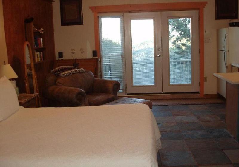 تختخواب و صبحانه Trail S End Guest House