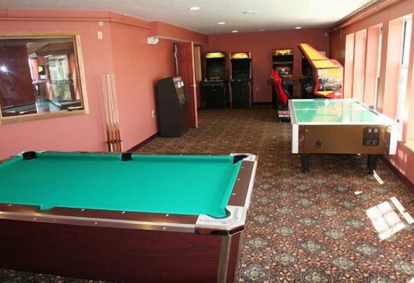 هتل Cabins Of Mackinac & Lodge