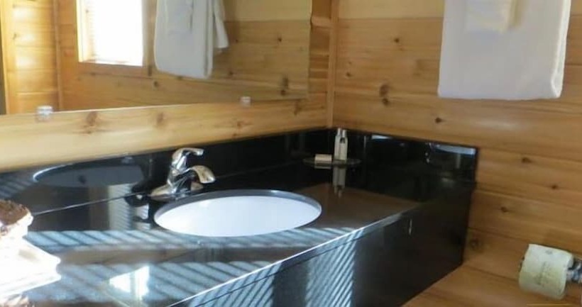 هتل Cabins Of Mackinac & Lodge