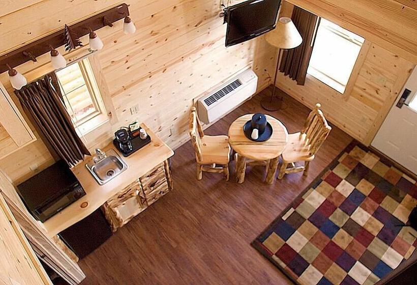 هتل Cabins Of Mackinac & Lodge