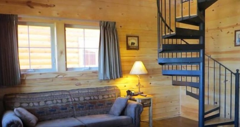 هتل Cabins Of Mackinaw & Lodge