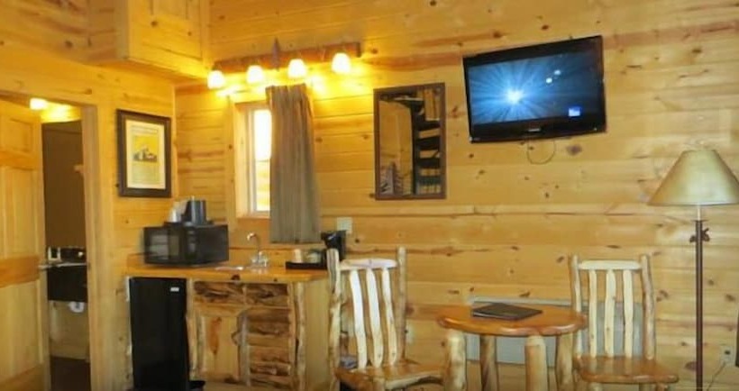 هتل Cabins Of Mackinaw & Lodge