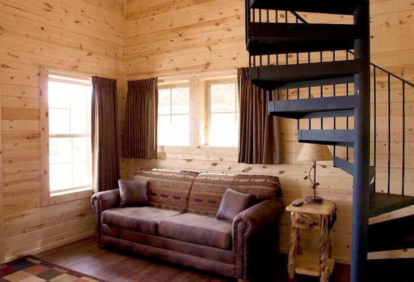 هتل Cabins Of Mackinac & Lodge