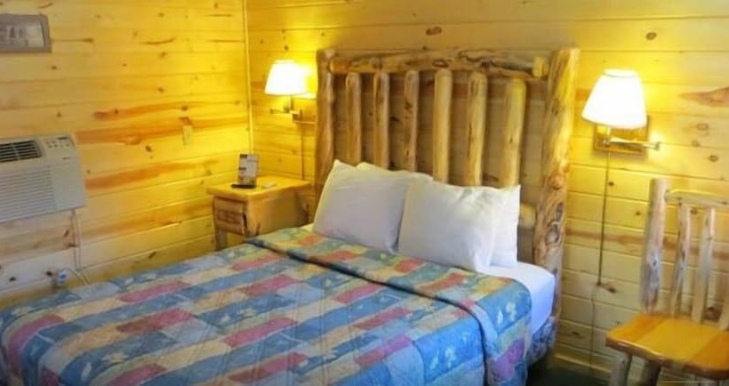 هتل Cabins Of Mackinaw & Lodge