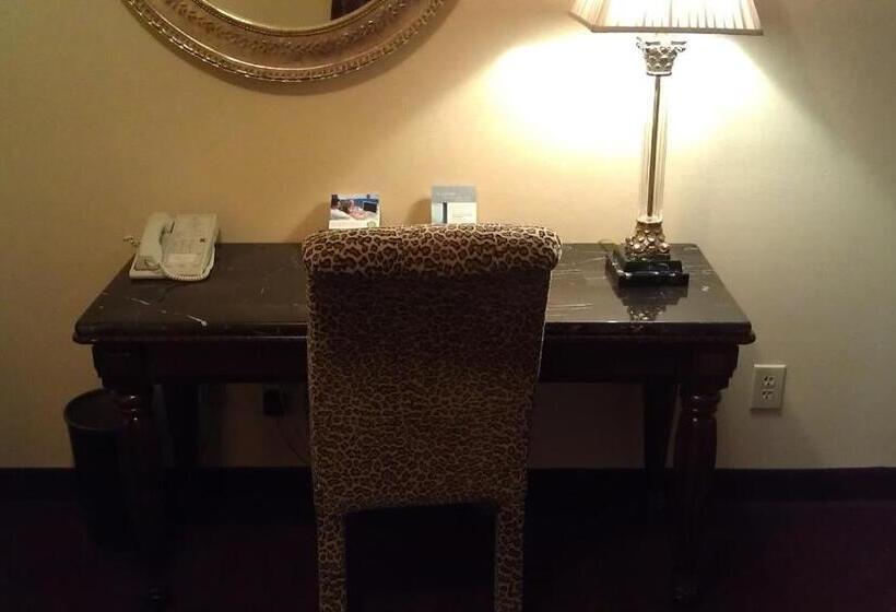 استراحتگاه Roosevelt Inn & Suites Saratoga Springs