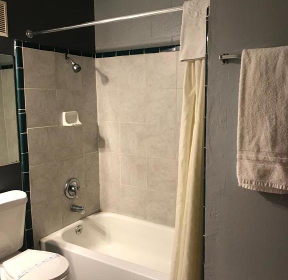 فندق على الطريق Travelers Inn