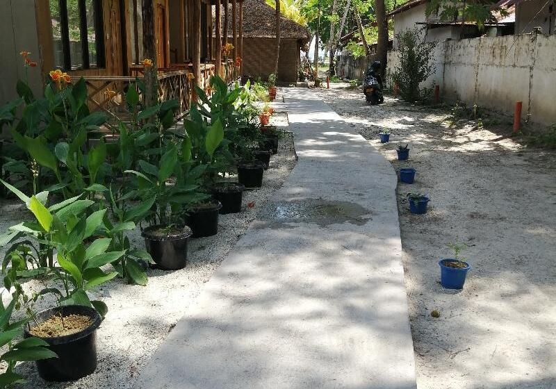 בית מלון כפרי White Coral Beach Resort