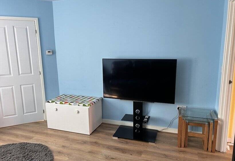 اقامتگاه 2 Bed End Terrace M4 M25 Heathrow Windsor & London
