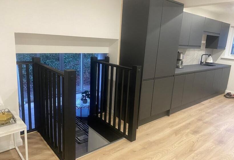 اقامتگاه Sleeps7 Parking Garden Patio