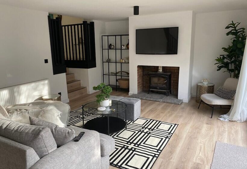 اقامتگاه Sleeps7 Parking Garden Patio