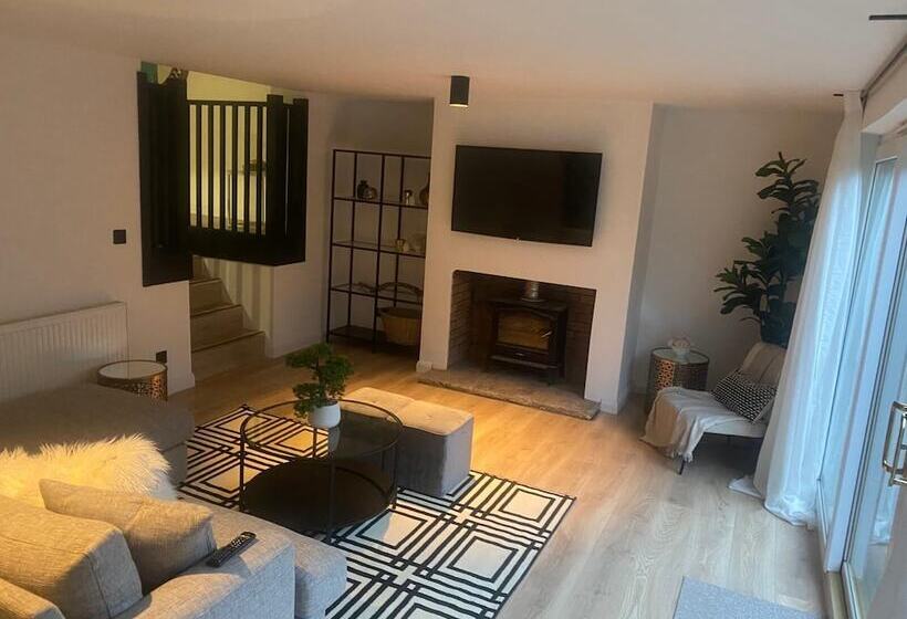 اقامتگاه Sleeps7 Parking Garden Patio