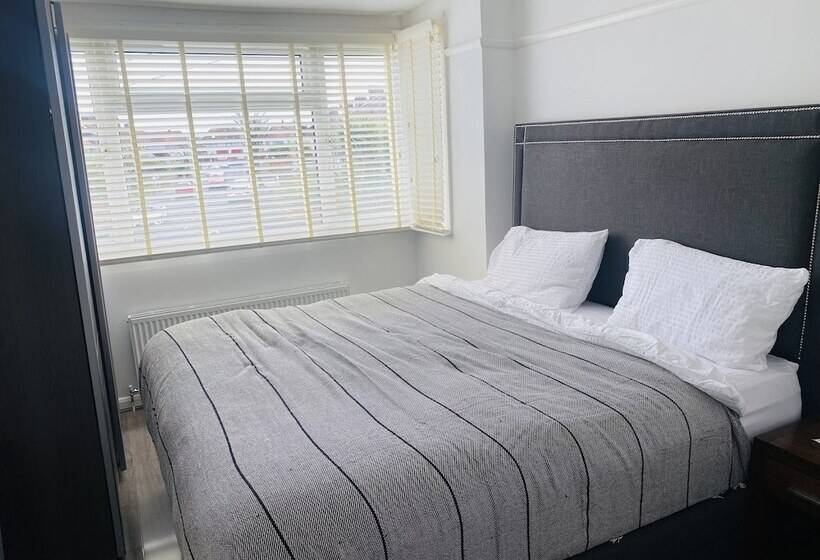 Резиденция Inviting 4 Bed House In Leeds