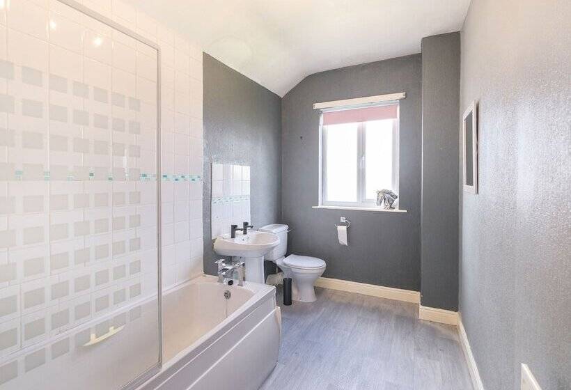 إقامة Lovely Large 2 Bed House With 2 Reception Rooms