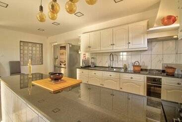 هاستل Amadeus Villa