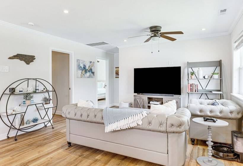 Charming Morehead City Home: 2 Mi To Beach Access