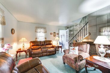Charming West Mifflin House   3 Mi To Kennywood!