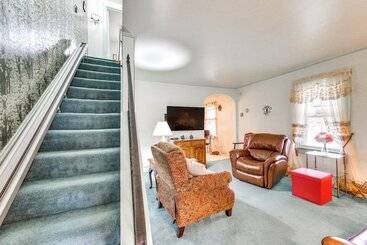 Charming West Mifflin House   3 Mi To Kennywood!