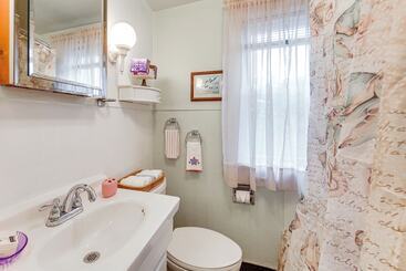 Charming West Mifflin House   3 Mi To Kennywood!