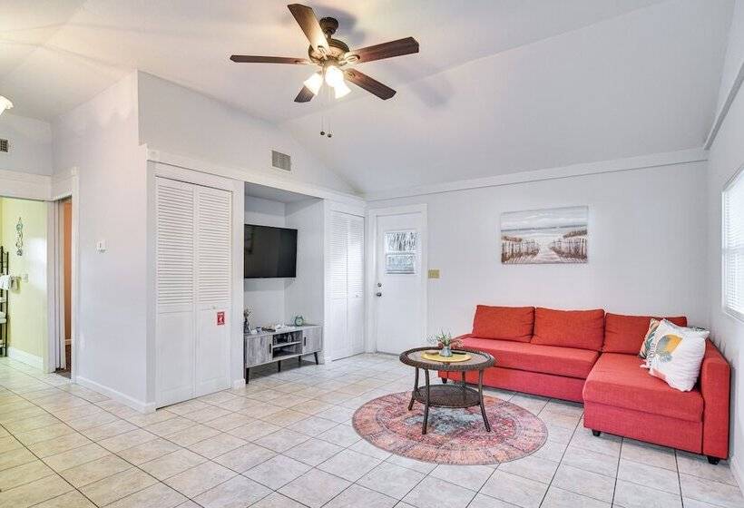 Cozy St Pete Home ~ 2 Mi To Madeira Beach!