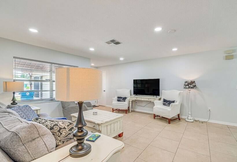 13 Mi To Hudson Beach: Spring Hill Home W/ Lanai