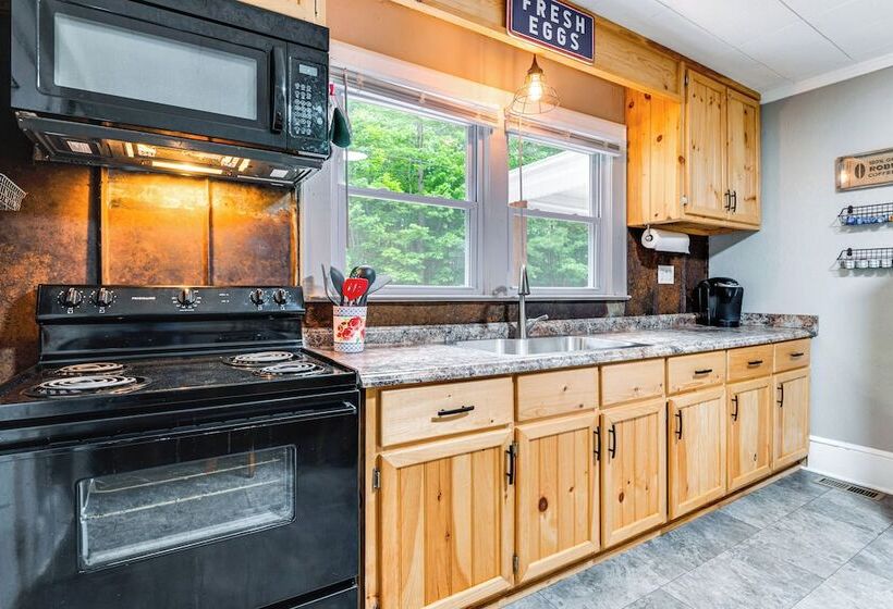 3 Mi To Downtown: Home W/ Fire Pit In Forest City