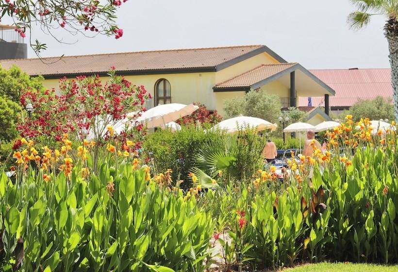 호텔 With Swmming Pool In Arborea Just 600 Meters From The Sea