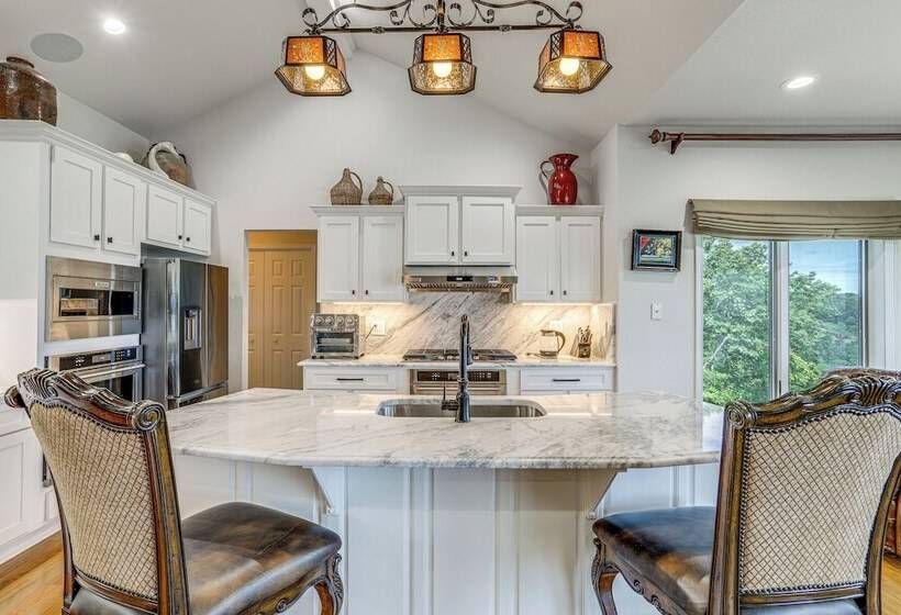 Luxe Home W/ Panoramic Greers Ferry Lake Views