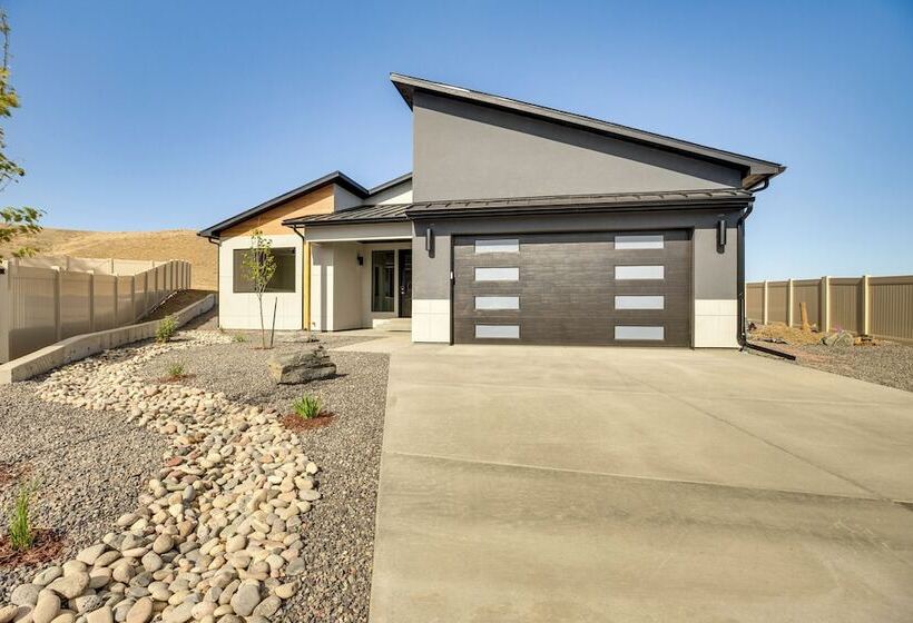 Luxe Living: Grand Junction Home W/ Hot Tub, Views