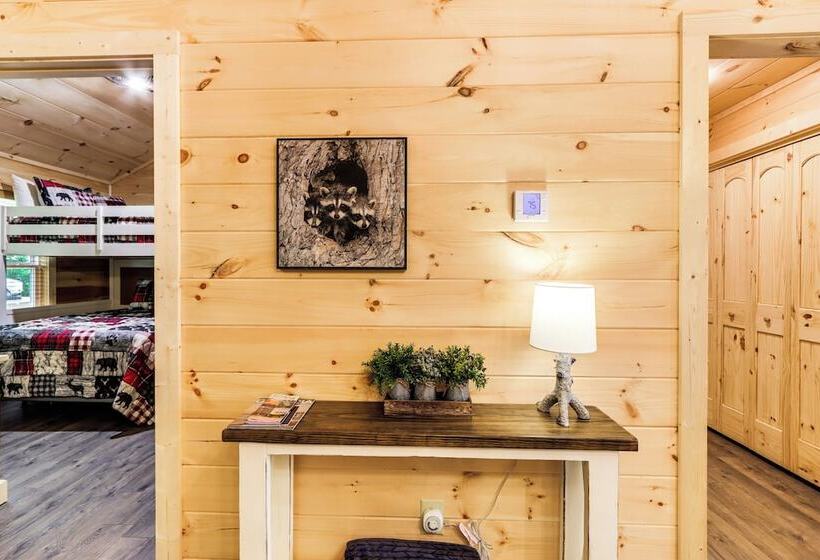 Peaceful Blue Ridge Cabin, Forest View & Fireplace