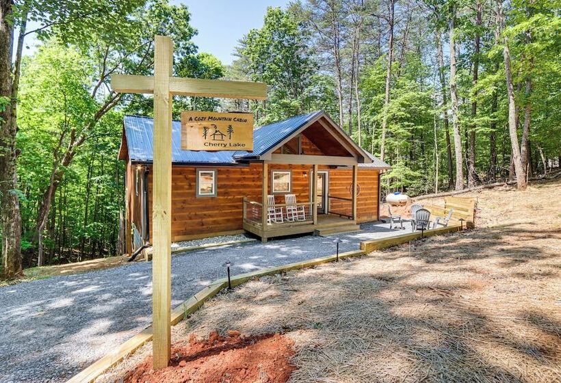 Peaceful Blue Ridge Cabin, Forest View & Fireplace