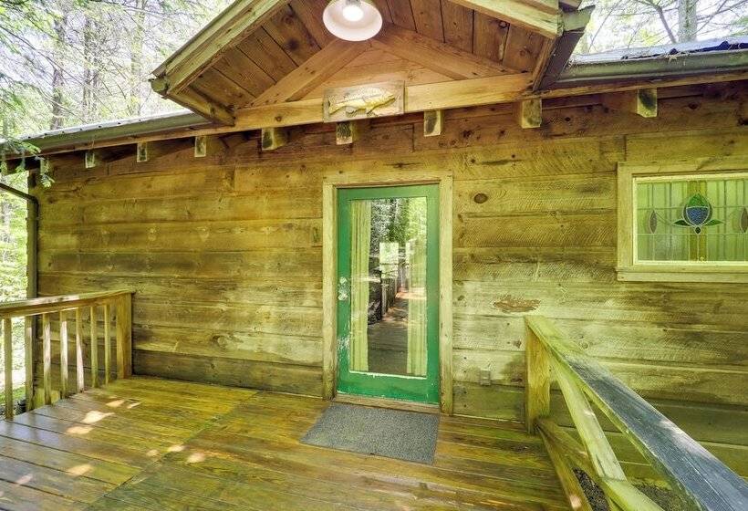 Near Lake Lure: Quiet Cabin W/ Deck & Trail Access
