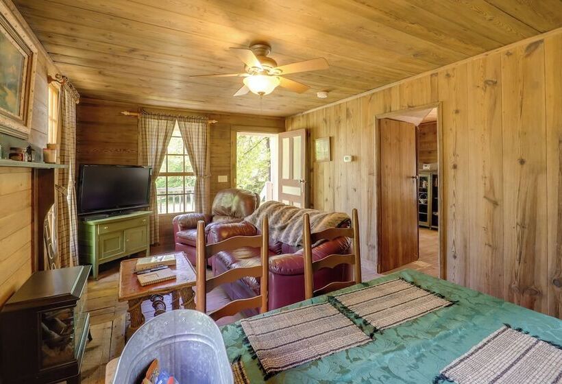 Fire Pit & Hot Tub: Dog Friendly Marion Retreat