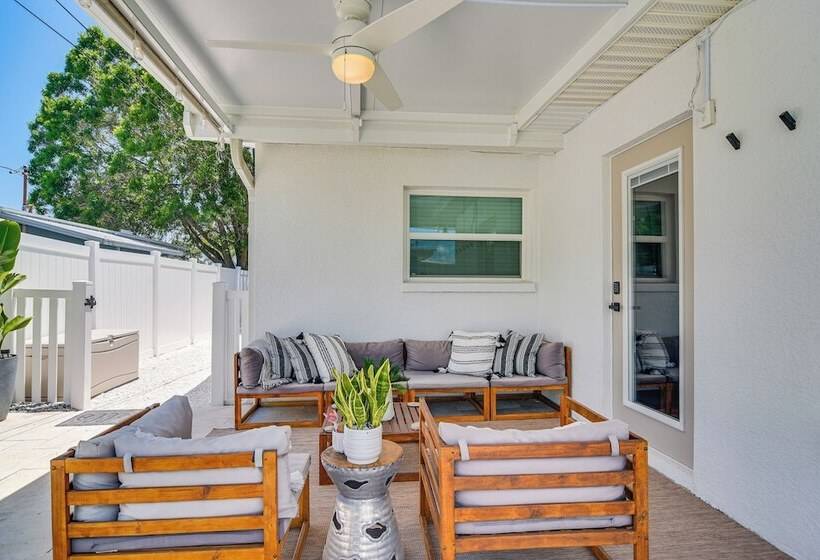 Redington Beach Coastal Retreat   Walk To Beach!