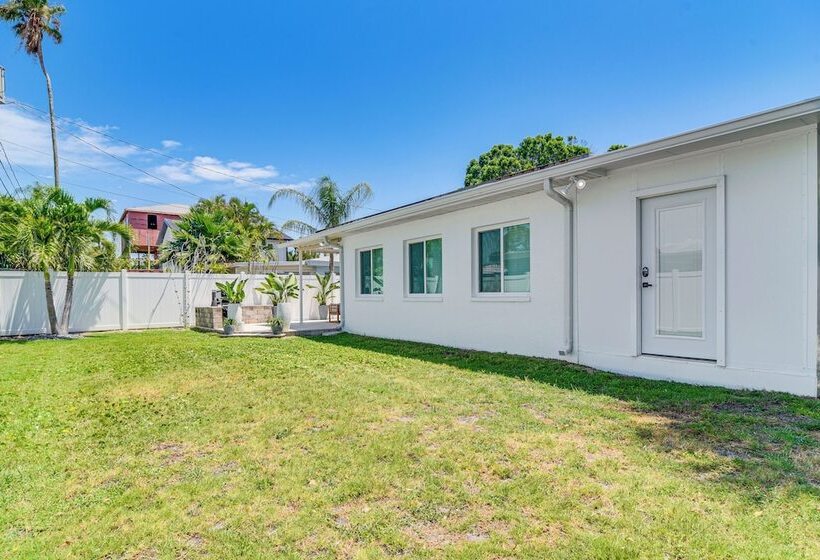 Redington Beach Coastal Retreat   Walk To Beach!