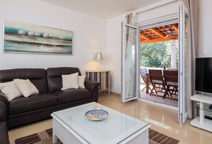 إقامة Impeccable 3 Bed House In Supetar