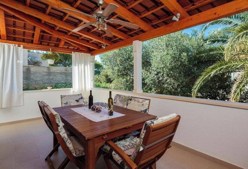 إقامة Impeccable 3 Bed House In Supetar