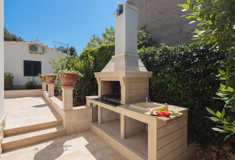 إقامة Impeccable 3 Bed House In Supetar
